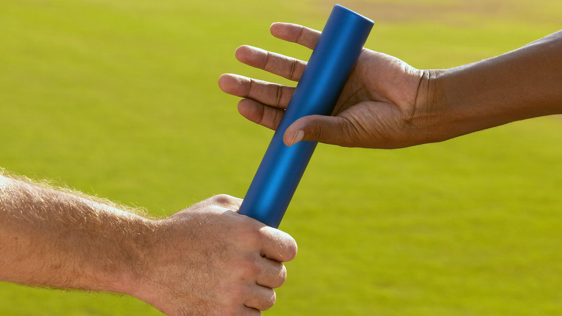 _铁路沿线：景色如画的轨道线上比赛_，铁路沿线风景