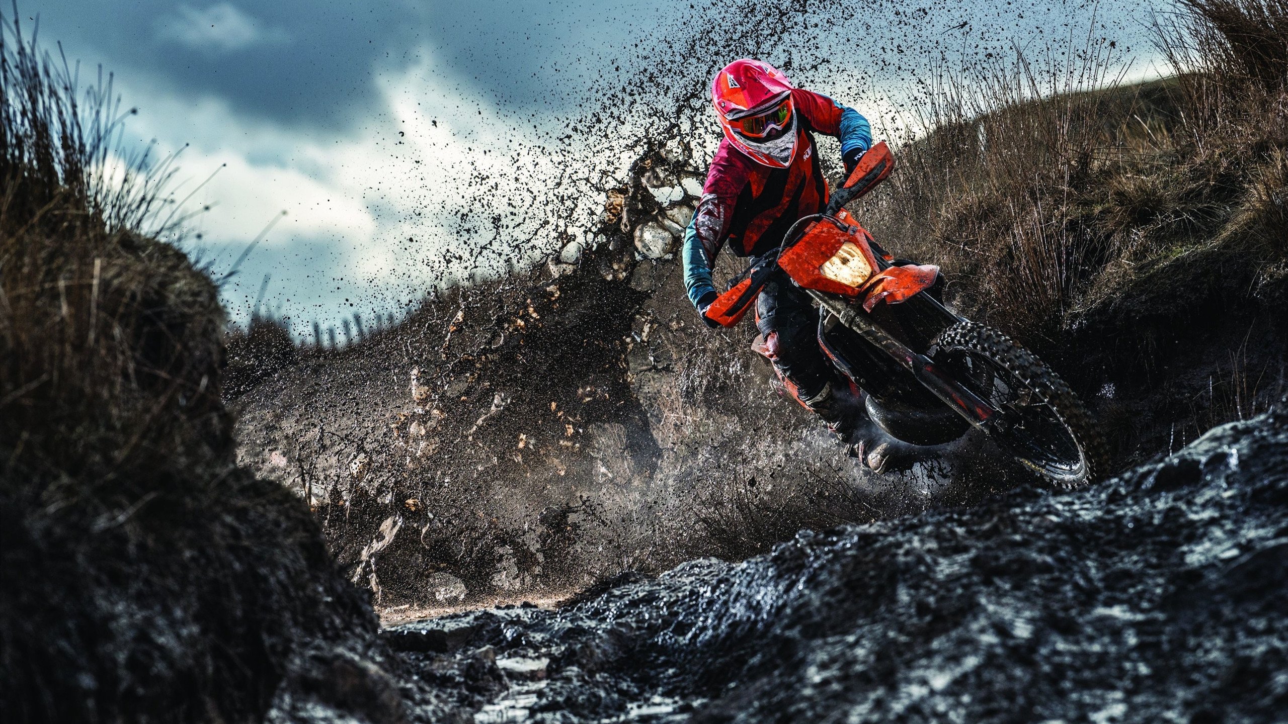 “攻守转换瞬间，战术布局缜密，比赛充满策略与智慧”，攻守战术分别包括