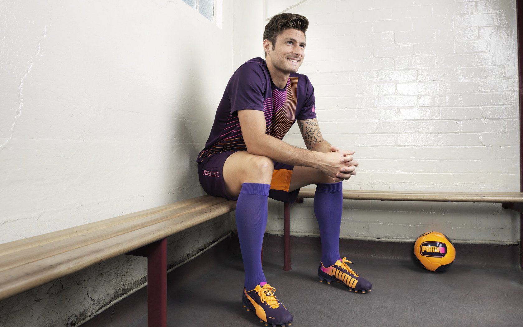 法甲赛况激烈，比分2-1，比赛中精彩突破和远射，关键数据：长传成功率80%、射门准度72%