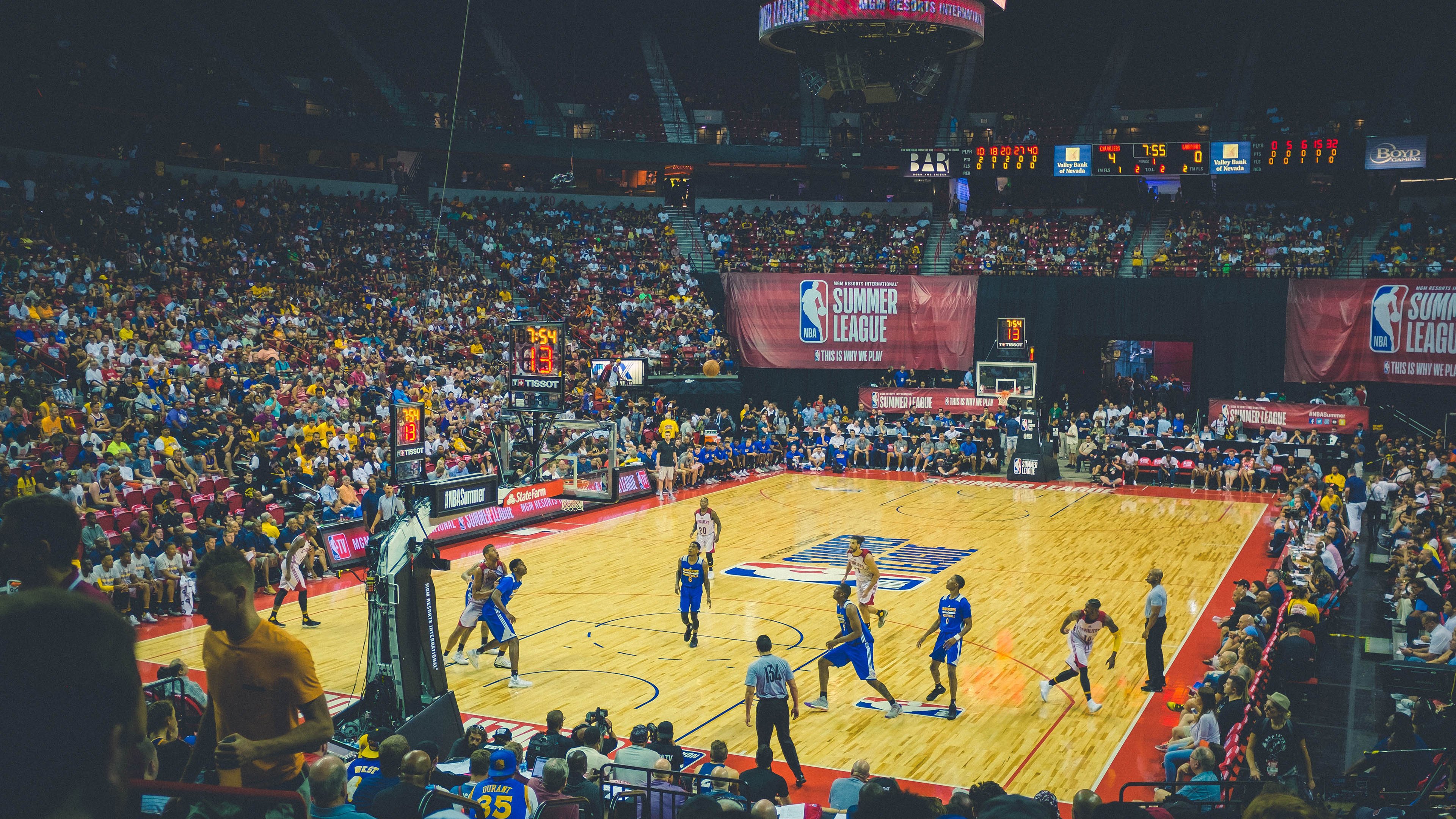 足球联赛引入VAR技术减少争议，足球比赛var的好与不好